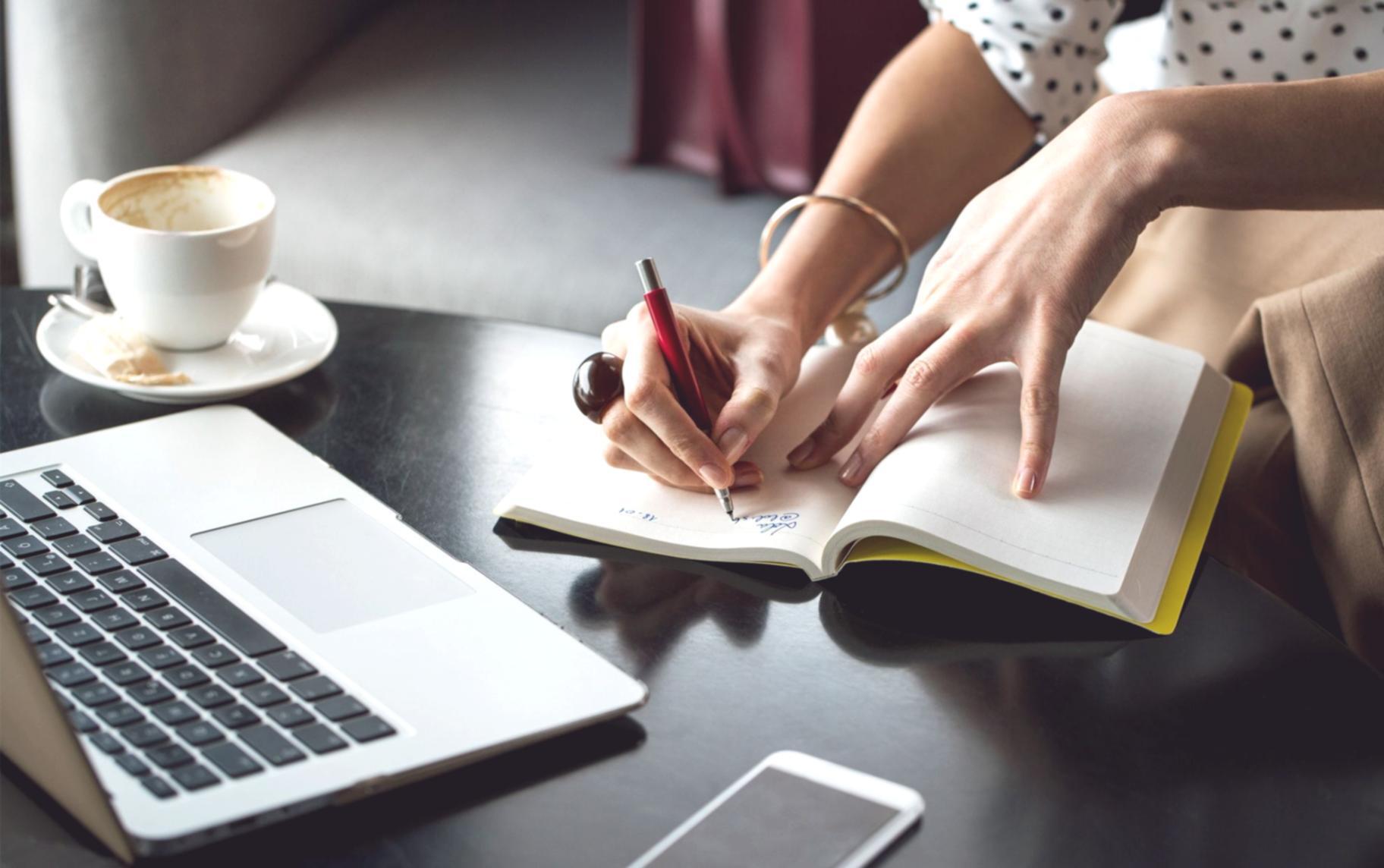 Environnement d'apprentissage collaboratif avec participants engagés dans des exercices pratiques