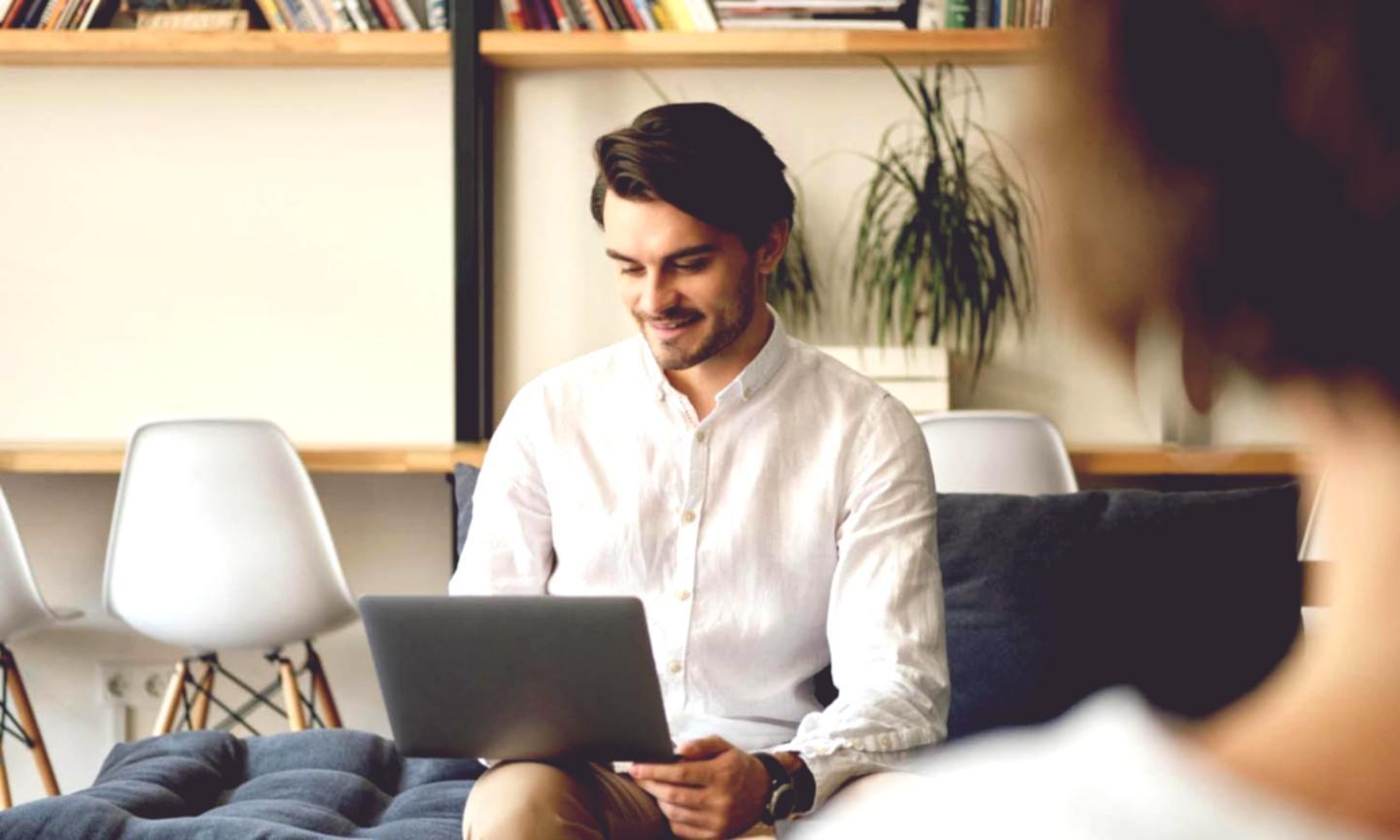 Personne pratiquant des exercices de respiration dans un environnement calme