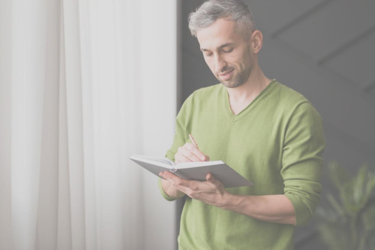 Personne pratiquant des techniques de régulation émotionnelle